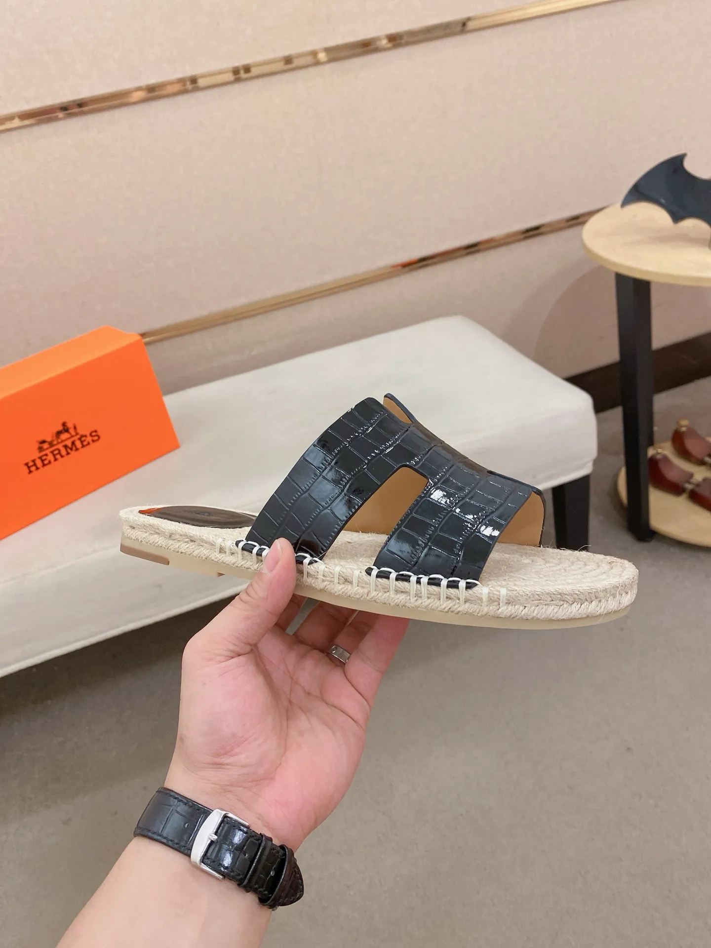 Factory price: 340💰high-end version. "HERMES" Hermès 💁♂️Men's casual slippers, compare the quality at the counter🧚🏿♂️ The upper is made of cowhide leather 🐊crocodile pattern workmanship, purely hand-drawn, raw rubber breathable and non-slip outsole, the inner is breathable and comfortable lambskin, the density is 100% comfortable, the original rubber outsole is wear-resistant and has a code number of 38-44. Can be customized 45-46-47💥🏆